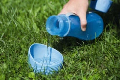 Beeztees Draagbare Drinkset Aventura Blauw 850 Ml 7 Beeztees Draagbare Drinkset Aventura Blauw 850 Ml -Beeztees Winkel 0650131 sfeer1